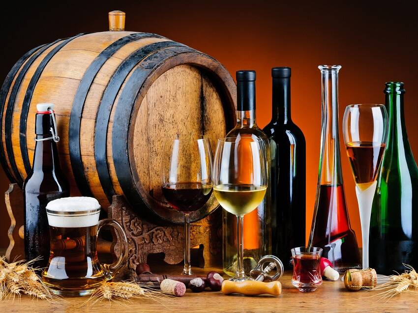Wood-barrel-wine-beer-bottles-glass-cups-drinks_2560x1920.jpg
